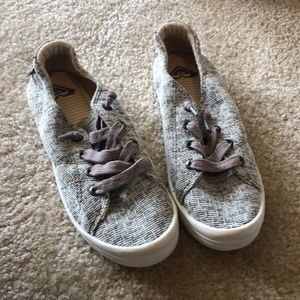 Roxy flat sneakers size 7